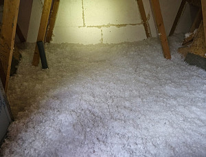 Zateplení stropu novostavby rodinného domu pomocí foukané izolace